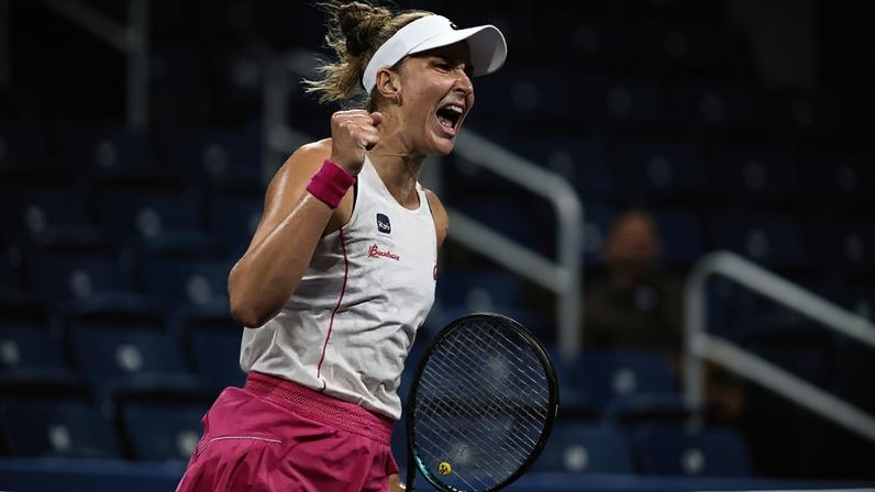 Bia Haddad comemora ponto na vitória sobre a grega Maria Sakkari no US Open (Foto: Mike Stobe / GETTY IMAGES NORTH AMERICA / Getty Images via AFP)