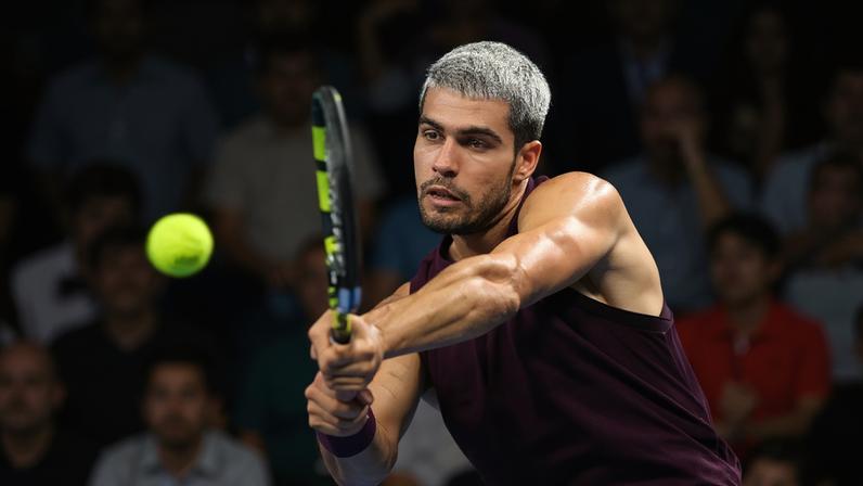 O espanhol Carlos Alcaraz na vitória sobre o norueguês Casper Ruud em Tóquio (Foto: Philip FONG / AFP)