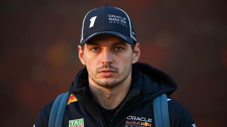 Max Verstappen chega ao GP de Las Vegas, nos EUA (Foto: Clive Mason/Getty Images/AFP)