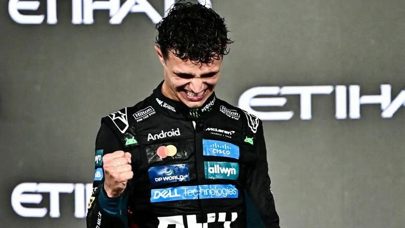 O britânico Lando Norris comemora o título da temporada da Fórmula 1 (Foto: Andrej ISAKOVIC / AFP)