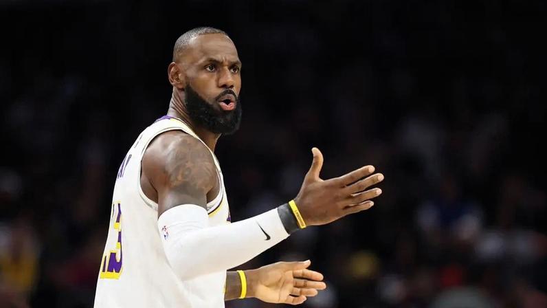 Lebron James no Phoenix Suns x Los Angeles Lakers (Foto: Mike Christy / GETTY IMAGES NORTH AMERICA / Getty Images via AFP)
