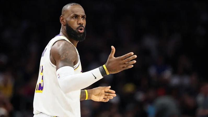 Lebron James no Phoenix Suns x Los Angeles Lakers (Foto: Mike Christy / GETTY IMAGES NORTH AMERICA / Getty Images via AFP)