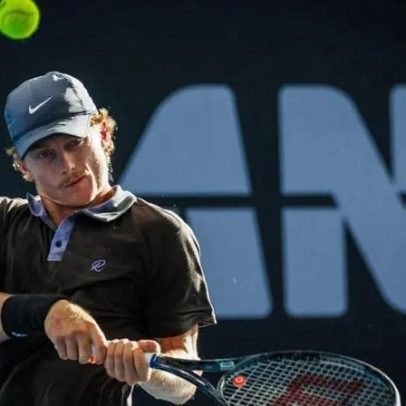 Australiano faz graça ao perder para gigante em Brisbane, vídeo