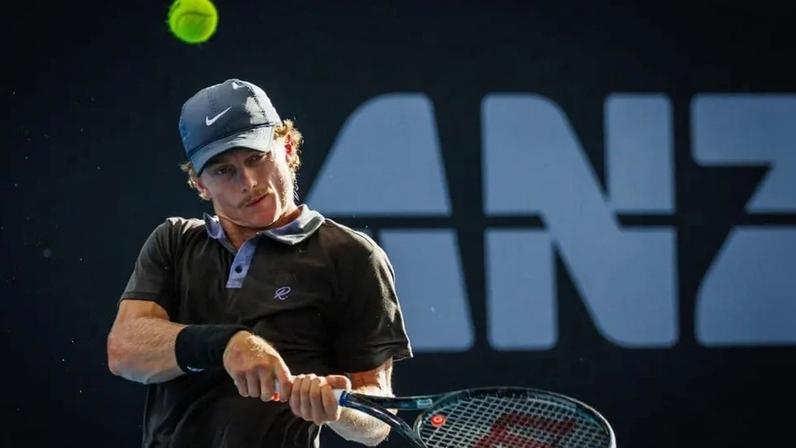 O australiano Dane Sweeny na derrota para o americano Reilly Opelka em Brisbane (Foto: Patrick HAMILTON / AFP)