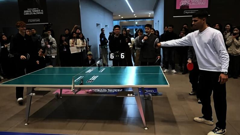 Alcaraz e Sinner duelam em tênis de mesa; entenda o confronto