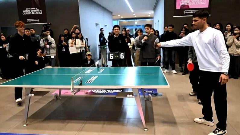 Jannik Sinner e Carlos Alcaraz jogam tênis de mesa em ação comercial em Seul (Foto: Jung Yeon-je / AFP)