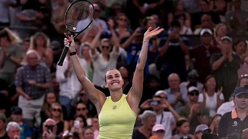 Aryna Sabalenka comemora vitória sobre Marta Kostyuk na final de simples feminino do WTA de Brisbane, em 11 de janeiro de 2026. (Foto: William West/AFP)