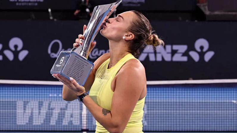 Aryna Sabalenka comemora vitória sobre Marta Kostyuk na final de simples feminino do WTA de Brisbane, em 11 de janeiro de 2026. (Foto: William West/AFP)