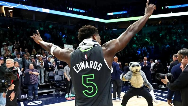 Anthony Edwards comemora vitória do Timberwolves sobre o Spurs em Minneapolis (Foto: David Berding/Getty Images/AFP)