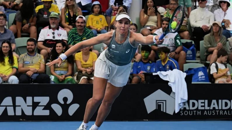 Bia Haddad reage durante partida de simples feminina contra a canadense Victoria Mboko no Adelaide International 2026, em Adelaide, em 12 de janeiro de 2026. (Foto: Michael ERREY/AFP)
