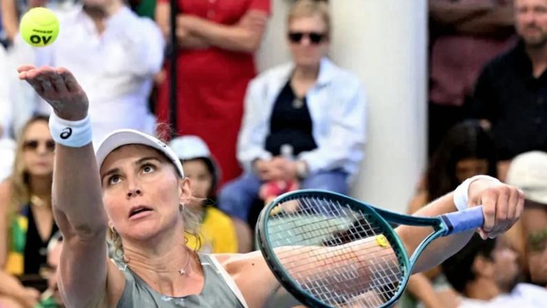 Bia Haddad reage durante partida de simples feminina contra a canadense Victoria Mboko no Adelaide International 2026, em Adelaide, em 12 de janeiro de 2026. (Foto: Michael ERREY/AFP)