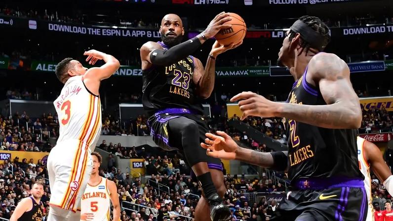 LeBron James, do Los Angeles Lakers, durante jogo contra o Atlanta Hawks em 13 de janeiro de 2026, em Los Angeles. (Foto: Adam Pantozzi/NBAE/Getty Images/AFP)