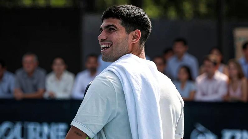 O espanhol Carlos Alcaraz durante treino em Melbourne em 15 de janeiro de 2026, antes do Aberto da Austrália, que começa no dia 18. (Foto: David Gray/AFP)