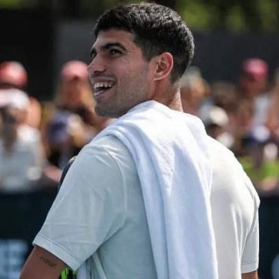 Alcaraz vence De Minaur em exibição e deixa mistério sobre Australian Open