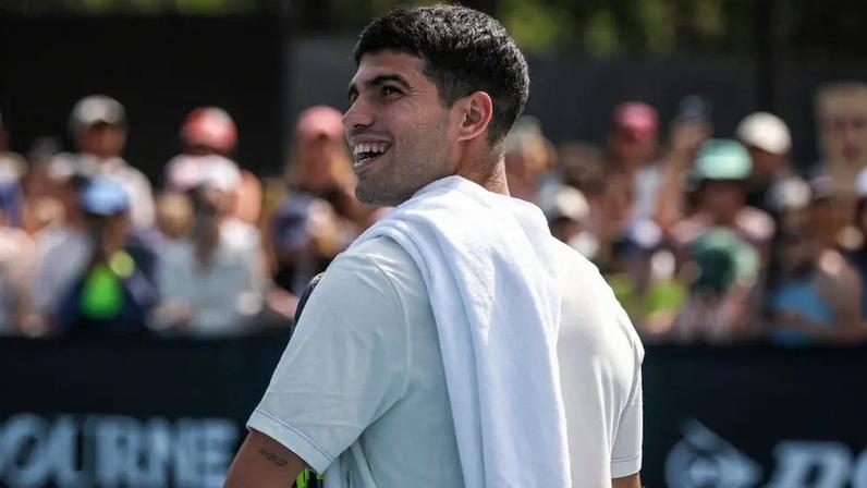 O espanhol Carlos Alcaraz durante treino em Melbourne em 15 de janeiro de 2026, antes do Aberto da Austrália, que começa no dia 18. (Foto: David Gray/AFP)