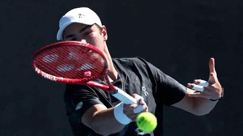 João Fonseca em treino no Australian Open (Foto: Martin KEEP / AFP)