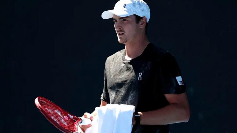 João Fonseca participa de treino antes do Australian Open 2026, em Melbourne, em 17 de janeiro de 2026. (Foto: Martin Keep/AFP)