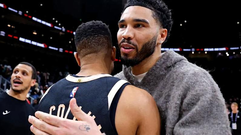 CJ McCollum, do Hawks, e Jayson Tatum, do Celtics, se abraçam após o jogo na State Farm Arena, em 17/1/2026 (Foto: Todd Kirkland/NBAE via Getty Images/AFP)