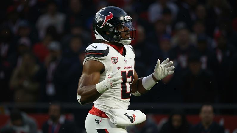 Azeez al-Shaair reage após jogada no segundo quarto do Divisional da AFC, no Gillette Stadium, em 18/1/2026 (Foto: Elsa/Getty Images/AFP).