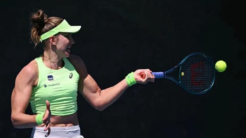 Bia Haddad devolve a bola de forehand na estreia contra a cazaque Yulia Putintseva no Australian Open (Foto: WILLIAM WEST / AFP)