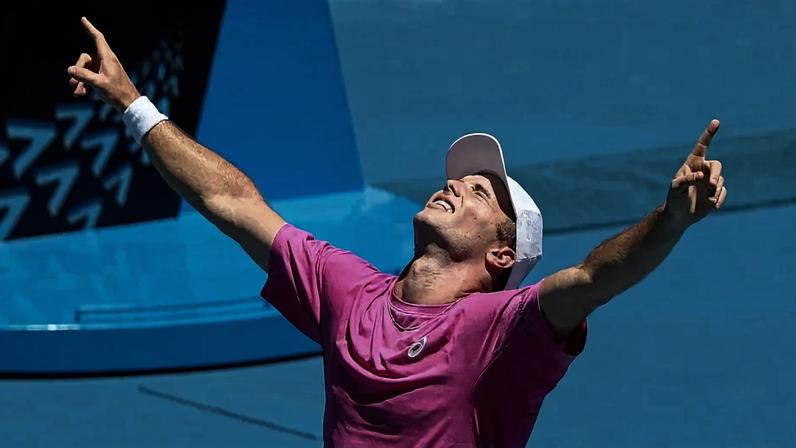 A emoção do britânico Arthur Fery ao derrotar o italiano Flavio Cobolli (Foto: Martin KEEP / AFP)