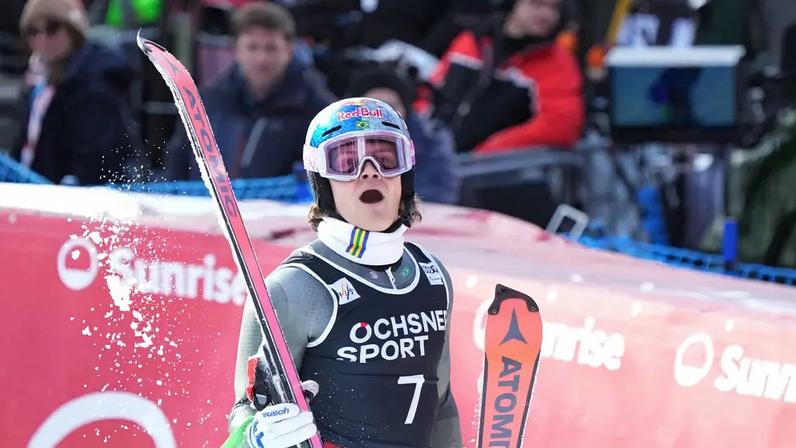 O brasileiro Lucas Pinheiro Braathen reage na área de chegada após a segunda descida do slalom masculino da Copa do Mundo de esqui alpino, em Wengen, em 18 de janeiro de 2026 (Foto: Dimitar Dilkoff/AFP)