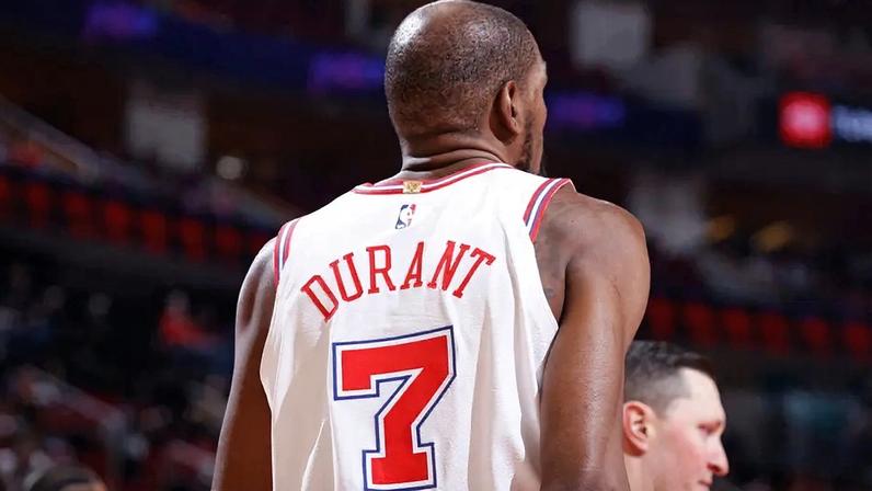 Kevin Durant durante jogo dos Rockets contra os Pelicans, em Houston, em 18 de janeiro de 2026. (Foto: Logan Riely/NBAE/Getty Images/AFP)