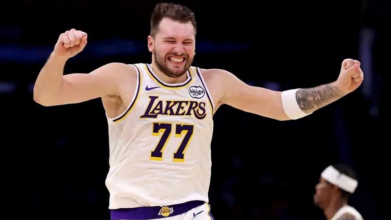 Luka Doncic contra o Raptors (Foto: Katelyn Mulcahy/Getty Images/AFP)