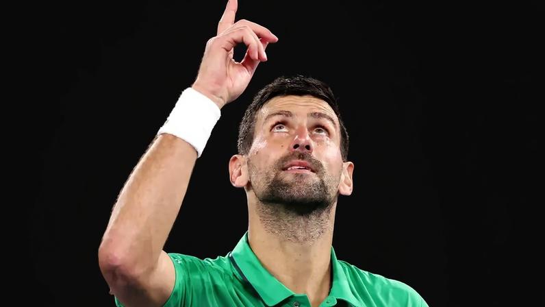 Novak Djokovic comemora vitória sobre Pedro Martínez no Australian Open, em Melbourne, em 19 de janeiro de 2026. (Foto: David Gray/AFP)