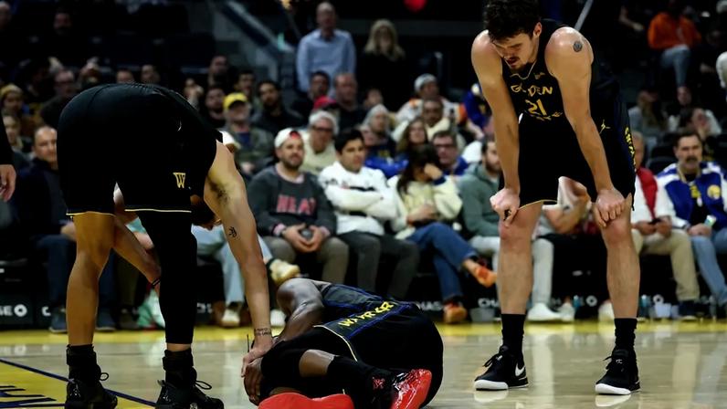 Jimmy Butler após colisão com Davion Mitchell e lesão no joelho, no Chase Center, em 19/1/2026 (Foto: Ezra Shaw/Getty Images/AFP)