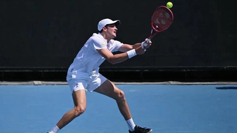 João Fonseca se estica todo para devolver a bola contra o americano Eliot Spizzirri no Australian Open (Foto: WILLIAM WEST / AFP)