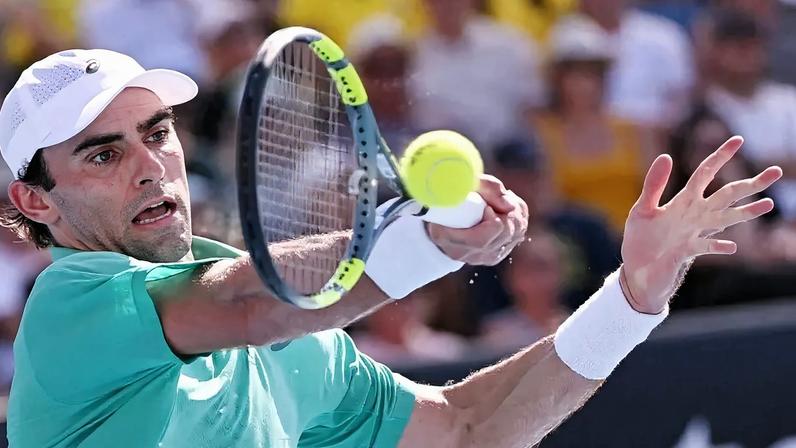 O americano Eliot Spizzirri na vitória sobre João Fonseca (Foto: WILLIAM WEST / AFP)