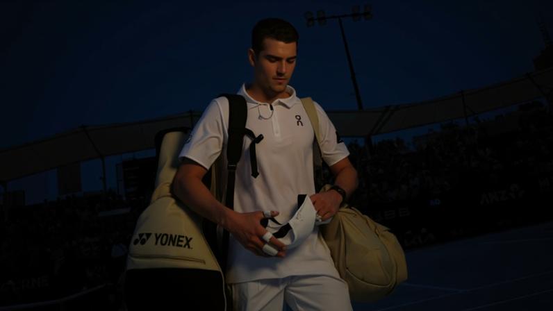 João Fonseca deixa a quadra após a derrota para Eliot Spizzirri no Australian Open (Foto: WILLIAM WEST/AFP)