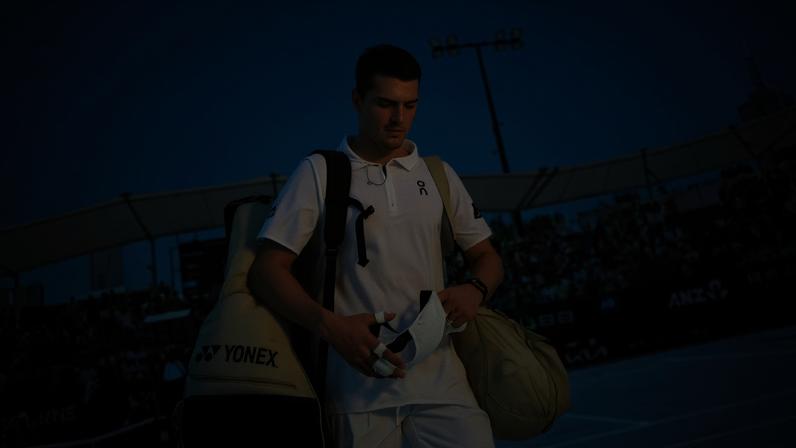João Fonseca deixa a quadra após a derrota para Eliot Spizzirri no Australian Open (Foto: WILLIAM WEST / AFP)
