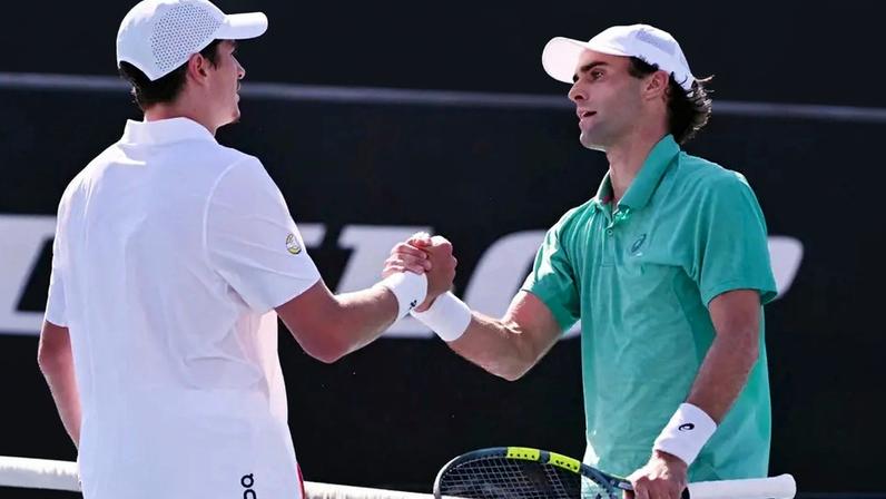 Eliot Spizzirri, dos EUA, é parabenizado por João Fonseca, do Brasil, após vitória no Australian Open em Melbourne, em 20/1/2026 (Foto: William West/AFP)