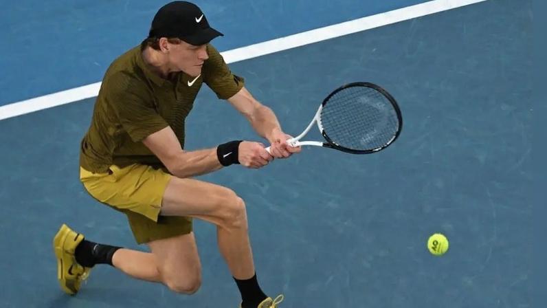 O italiano Jannik Sinner devolve a bola na vitória sobre o francês Hugo Gaston no Australian Open (Foto: Paul Crock / AFP)