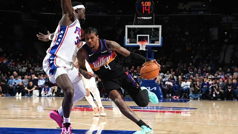 Jalen Green, do Suns, conduz a bola durante jogo contra o 76ers no Wells Fargo Center (Foto: Jesse D. Garrabrant/NBAE/Getty Images/AFP)