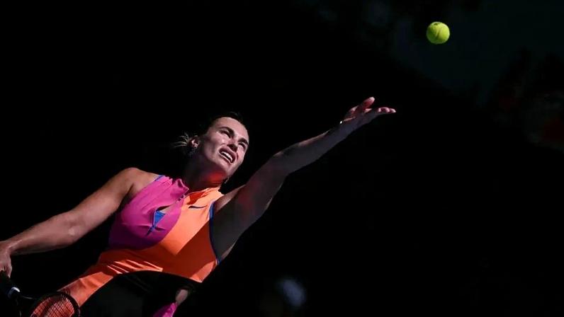 A bielorrussa Aryna Sabalenka saca na vitória sobre a chinesa Bai Zhuoxuan no Australian Open (Foto: WILLIAM WEST / AFP)