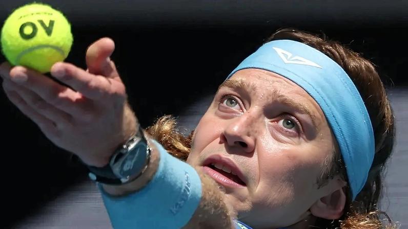 Rublev saca na vitória sobre o português Jaime Faria (Foto: DAVID GRAY / AFP)