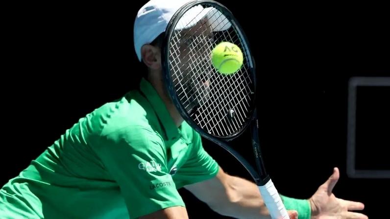 O sérvio Novak Djokovic na vitória sobre o italiano Francesco Maestrelli no Australian Open (Foto: IZHAR KHAN / AFP)