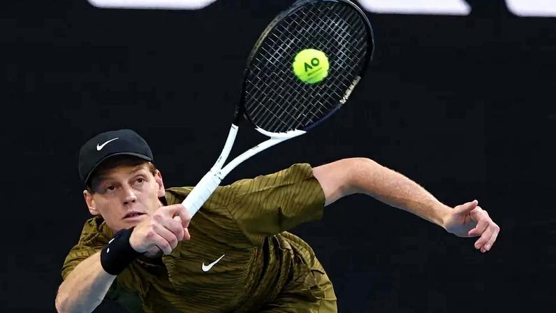 O italiano Jannik Sinner devolve a bola contra o anfitrião James Duckworth no Australian Open (Foto: DAVID GRAY / AFP)