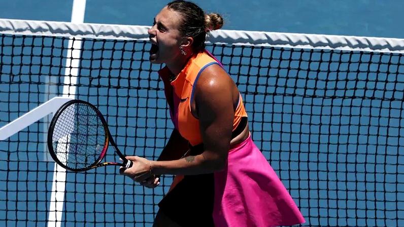 Aryna Sabalenka comemora vitória sobre a austríaca Anastasia Potapova no Aberto da Austrália, em Melbourne (Foto: David Gray/AFP)