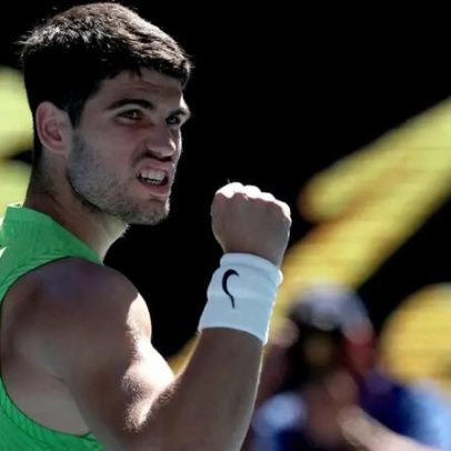 Alcaraz avança às oitavas em sua 100ª partida no Australian Open