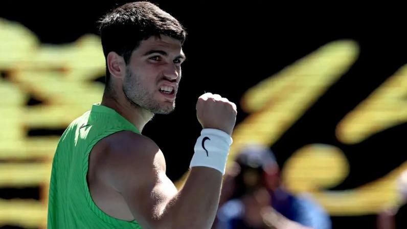 Carlos Alcaraz, da Espanha, comemora match point contra o francês Corentin Moutet no Aberto da Austrália, em Melbourne, em 23 de janeiro de 2026 (Foto: David Gray/AFP)