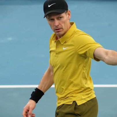 Sinner supera problemas e avança às oitavas do Australian Open