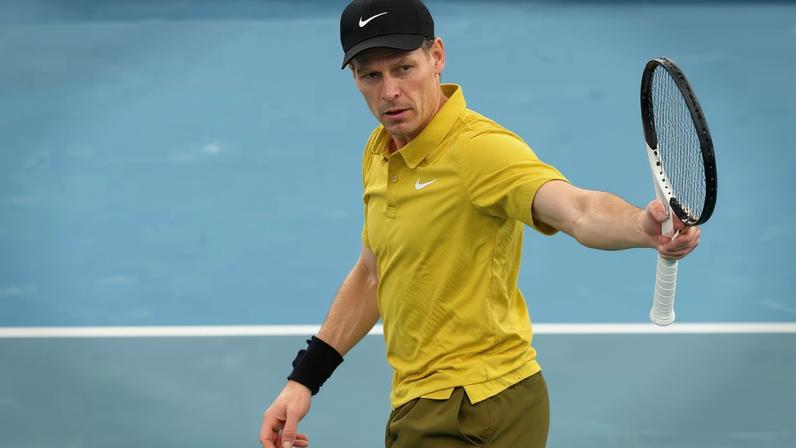Jannik Sinner comemora a vitória sobre o americano Eliot Spizzirri após a partida de simples masculino no sétimo dia do Australian Open, em Melbourne, em 24 de janeiro de 2026 (Foto: Martin Keep/AFP)