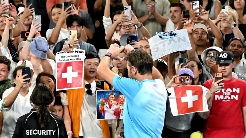 O suíço Stan Wawrinka agradece o carinho da torcida após a derrota para o americano Taylor Fritz no Australian Open (Foto: Paul Crock / AFP)