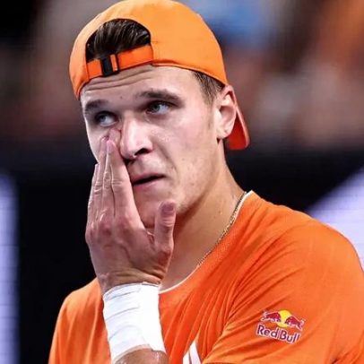 Mensik abandona Australian Open por lesão e Djokovic avança às quartas
