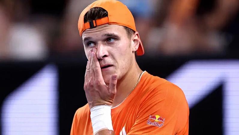O tcheco Jakub Mensik comemora a vitória sobre o americano Ethan Quinn, em partida de simples masculino no sétimo dia do Aberto da Austrália, em Melbourne, em 24 de janeiro de 2026 (Foto: Izhar Khan/AFP).