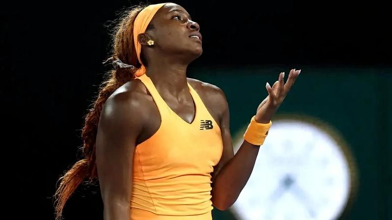 A frustração da americana Coco Gauff na partida contra a ucraniana Elina Svitolina (Foto: IZHAR KHAN / AFP)